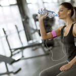 Можно ли пить воду во время тренировок: мифы и реальность