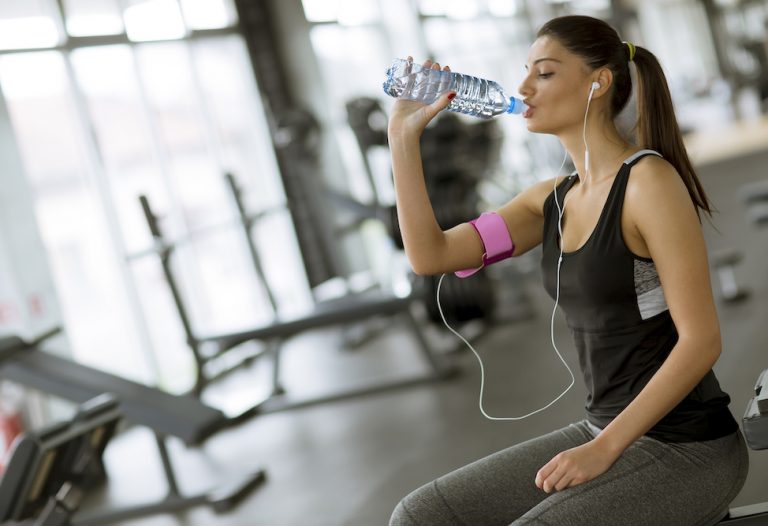 Можно ли пить воду во время тренировок: мифы и реальность